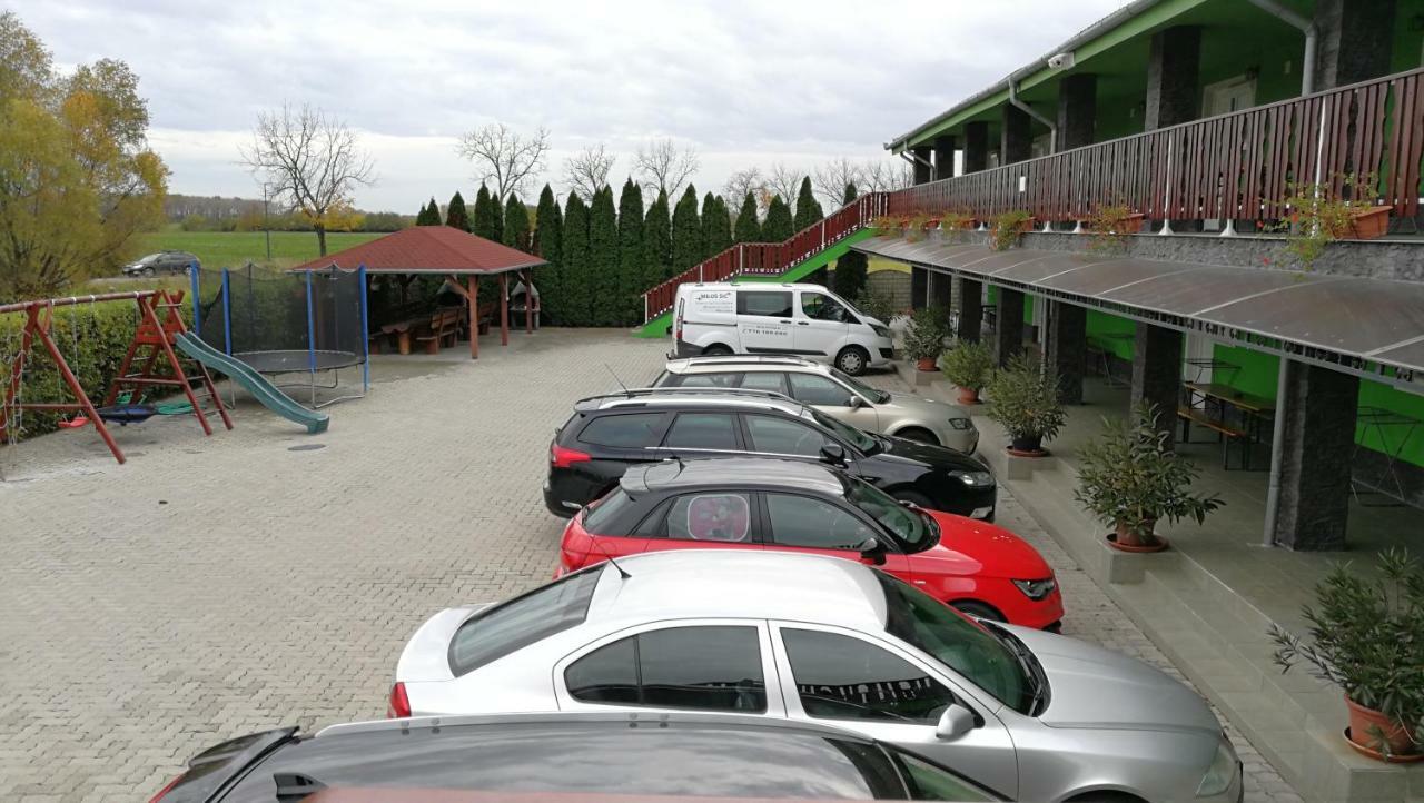塔提科公寓 Veľký Meder 外观 照片